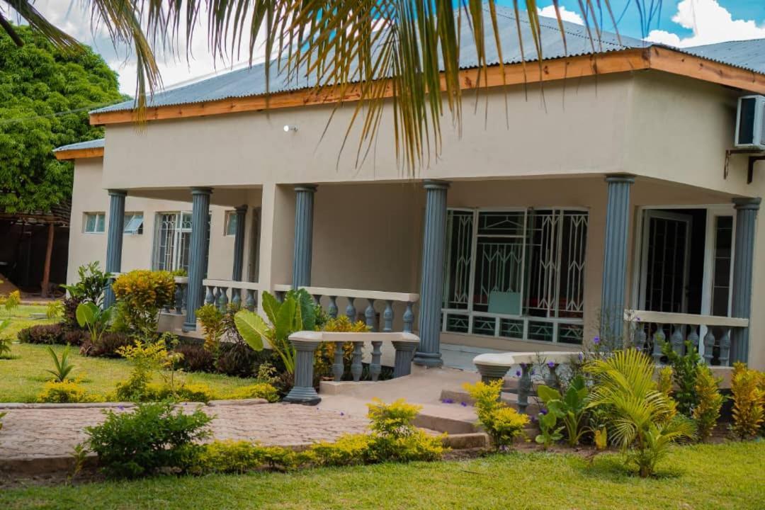 Adams Lodges Ltd Mangochi Buitenkant foto
